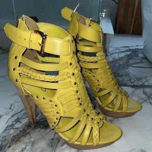 Aldo Yellow Leather Strappy Sandal with Wooden Heel. Sz 8 🍋